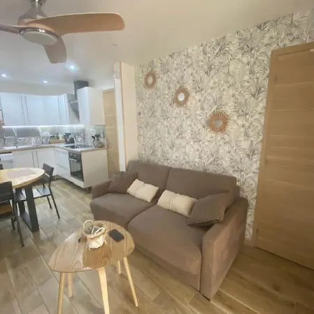 Logement Cozy, Internet Gratuit,clim,2 Chambres,mer A 50m Holiday home