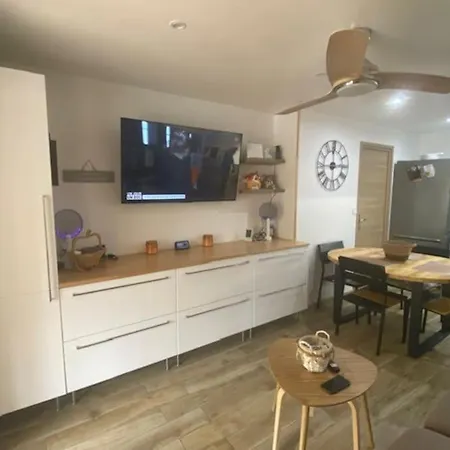 Logement Cozy, Internet Gratuit,clim,2 Chambres,mer A 50m