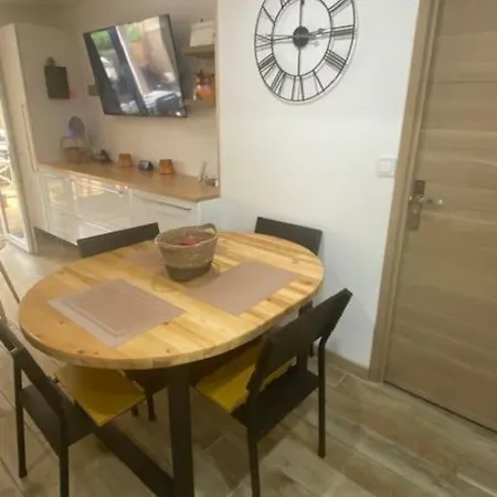 Logement Cozy, Internet Gratuit,clim,2 Chambres,mer A 50m Holiday home